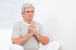 Senior bei entspannter Meditation