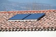 Panneaux solaires sur toit à génoises