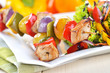 Zwei Grillpieße mit Salatbeilage