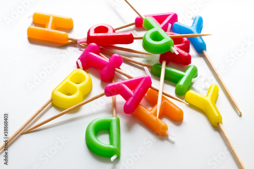 Foto: Bunte Buchstabenkerzen mit Zahnstocher Bunte Buchstabenkerzen mit Zahnstocher