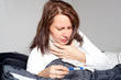 Frau liegt krank im Bett