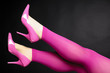 Pinke Pumps in der Luft