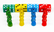 Spielfiguren und Würfel