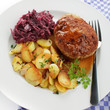 Frikadelle mit Bratkartoffeln,Rotkohl Frikadelle mit Bratkartoffeln,Rotkohl