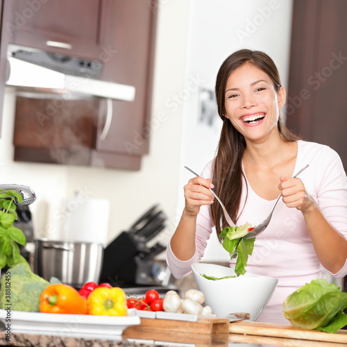 Foto: Woman making salad in kitchen Woman making salad in kitchen