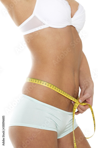 Foto: Frau misst Umfang vom Bauch Frau misst Umfang vom Bauch