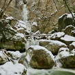 Cascade et rivière entre glace neige et roc Cascade et rivière entre glace neige et roc