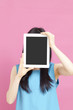 タブレットPCの画面を見せる女性