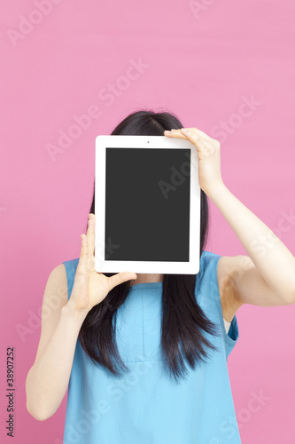 Photo: タブレットPCの画面を見せる女性 タブレットPCの画面を見せる女性