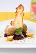 Nougatknödel auf Waldbeeren