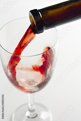 Photo: pouring red wine pouring red wine