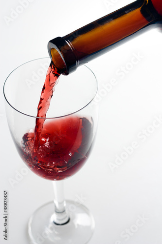 Photo: pouring red wine pouring red wine