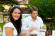 Paar beim Grillen im Garten im Sommer