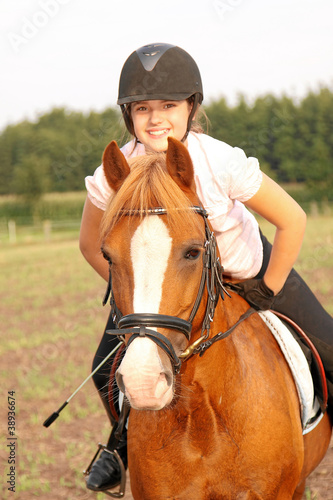 Photo: Mädchen und ihr Pony Mädchen und ihr Pony