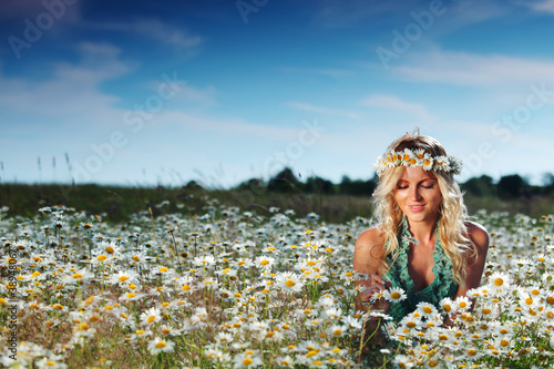 Foto: girl on the daisy flowers field girl on the daisy flowers field
