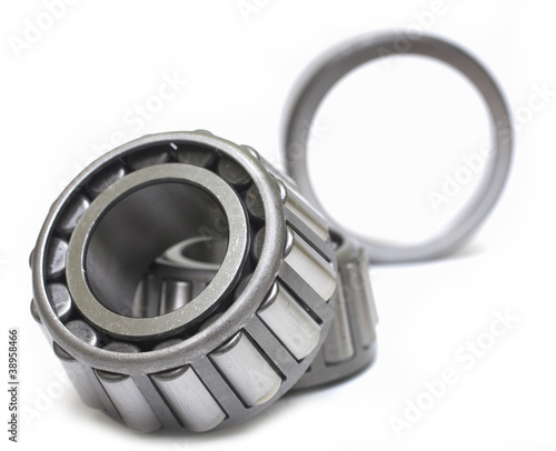 Foto: bearing isolated on white bearing isolated on white