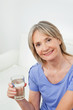 Seniorin mit Wasser im Glas
