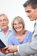 Lachende Seniorin mit Finanzberater Lachende Seniorin mit Finanzberater