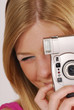 Mujer rubia tomando fotografías.
