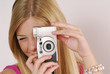 Mujer rubia tomando fotografías.