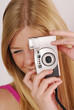Mujer rubia tomando fotografías.