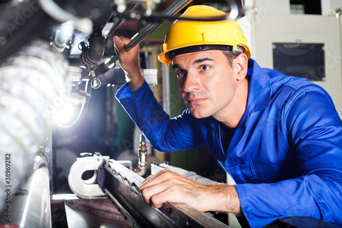 Foto: modern machine operator working in factory modern machine operator working in factory