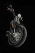 Foto: Motocicleta en fondo negro. Motocicleta en fondo negro.