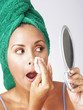 Mujer latina en tratamiento de rostro,cutis,higiene,