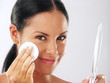 Mujer latina en tratamiento de rostro,cutis,higiene,