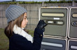 fillette allant chercher le courrier