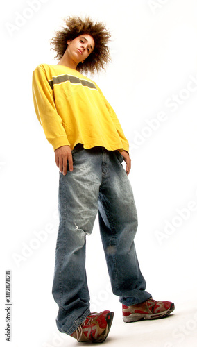Foto: Joven afro estilo urbano. Joven afro estilo urbano.