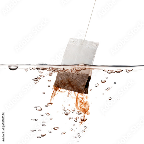 Foto: Green tea bag dipped in hot water Green tea bag dipped in hot water