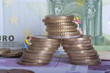 euro, geld, wirtschaft, bargeld mit figuren