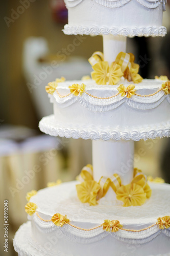 Photo: Delicious white and yellow wedding cake Delicious white and yellow wedding cake