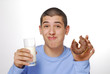 Niño bebiendo leche y pastel de chocolate.