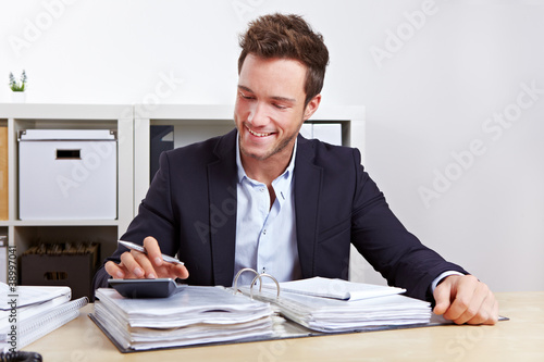 Photo: Betriebsprüfung vom Finanzamt im Büro Betriebsprüfung vom Finanzamt im Büro