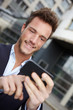 Mann navigiert mit Smartphone