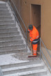 Strassenkehrer fegt Treppe