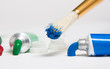 Pincel con pintura azul