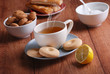 tè caldo con biscotti