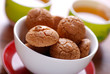amaretti di saronno in ciotola bianca - cinque