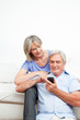 Frau erklärt Senior ein Smartphone