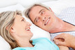 Senioren kuscheln im Bett