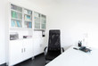 Modernes weisses Arbeitszimmer