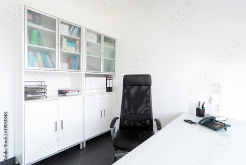 Photo: Modernes weisses Arbeitszimmer Modernes weisses Arbeitszimmer