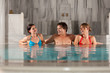 Drei Freunde im Hallenbad oder Thermalbad