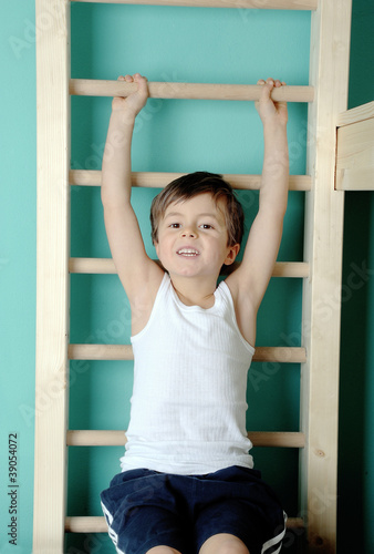 Foto: Junge an Sprossenwand a Junge an Sprossenwand a
