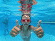 Photo : Fillette en apnée dans la piscine. Fillette en apnée dans la piscine.
