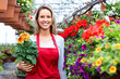 Foto: Florists woman working at flower a shop. Florists woman working at flower a shop.