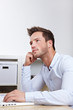 Student am Laptop hat Schreibhemmung
